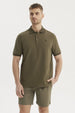 Polera verde olivo de hombre con textura tipo waffle y botones en el pecho prenda lisa