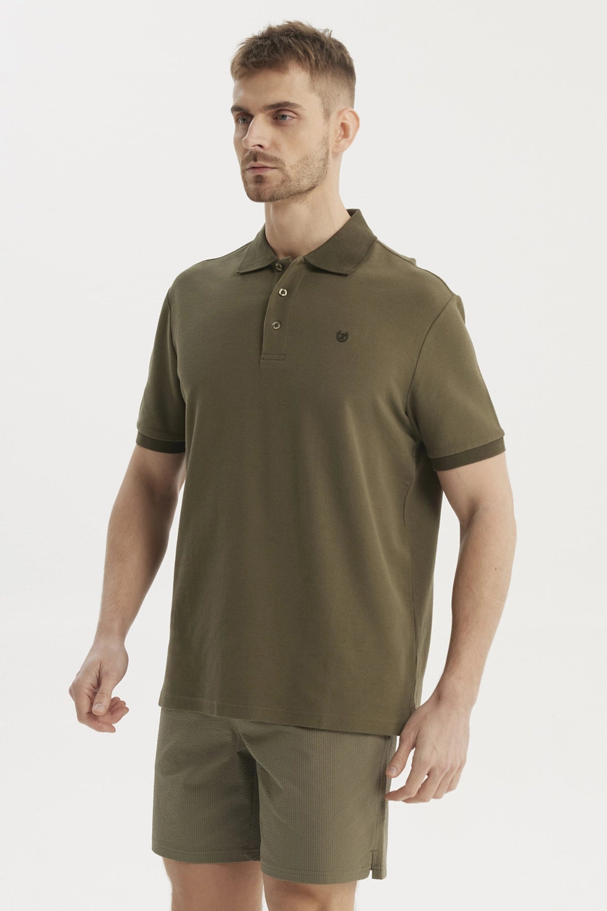 Polera verde olivo de hombre con textura tipo waffle y botones en el pecho prenda lisa
