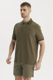 Polera verde olivo de hombre con textura tipo waffle y botones en el pecho prenda lisa