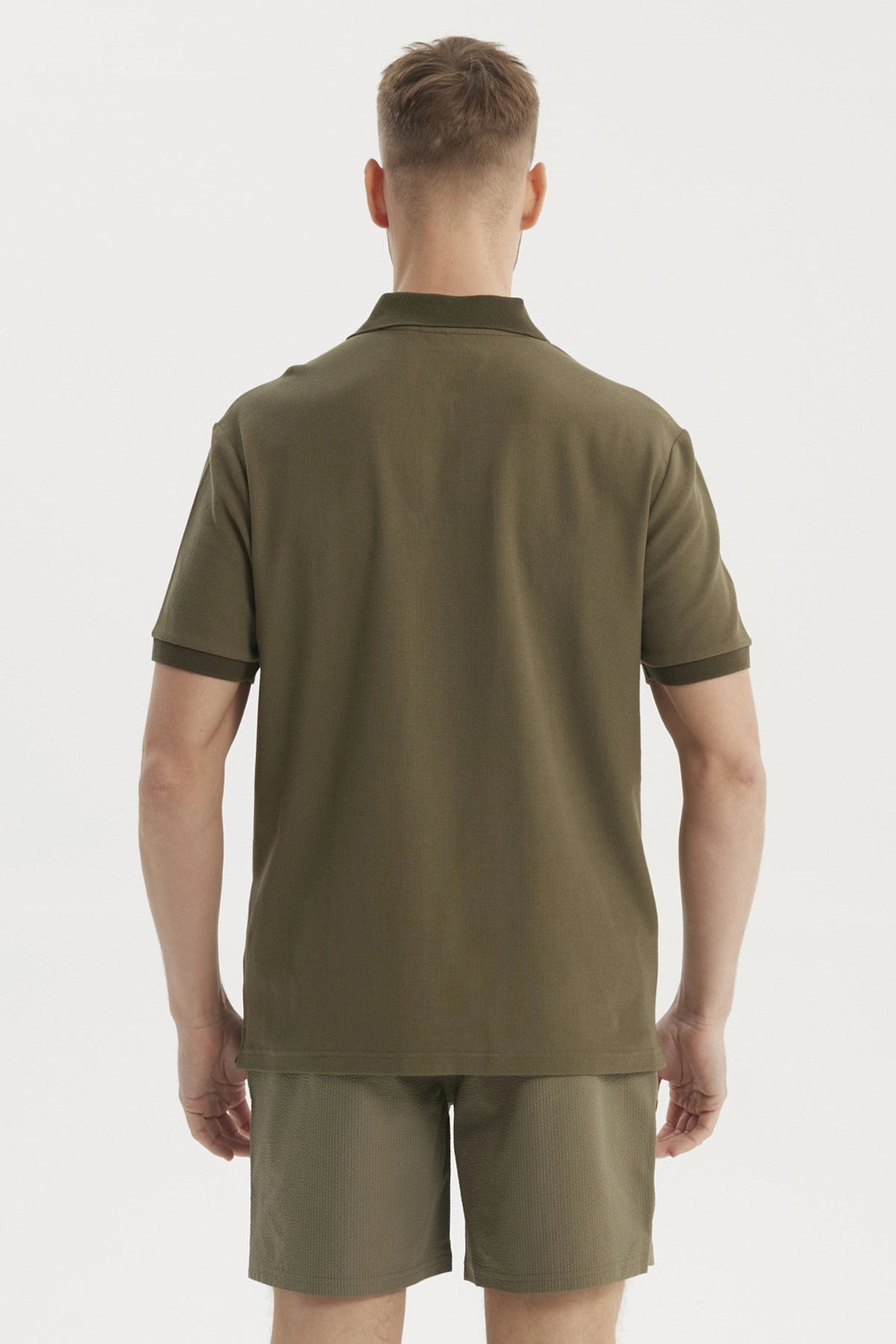 Polera verde olivo de hombre con textura tipo waffle y botones en el pecho prenda lisa