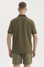 Polera verde olivo de hombre con textura tipo waffle y botones en el pecho prenda lisa