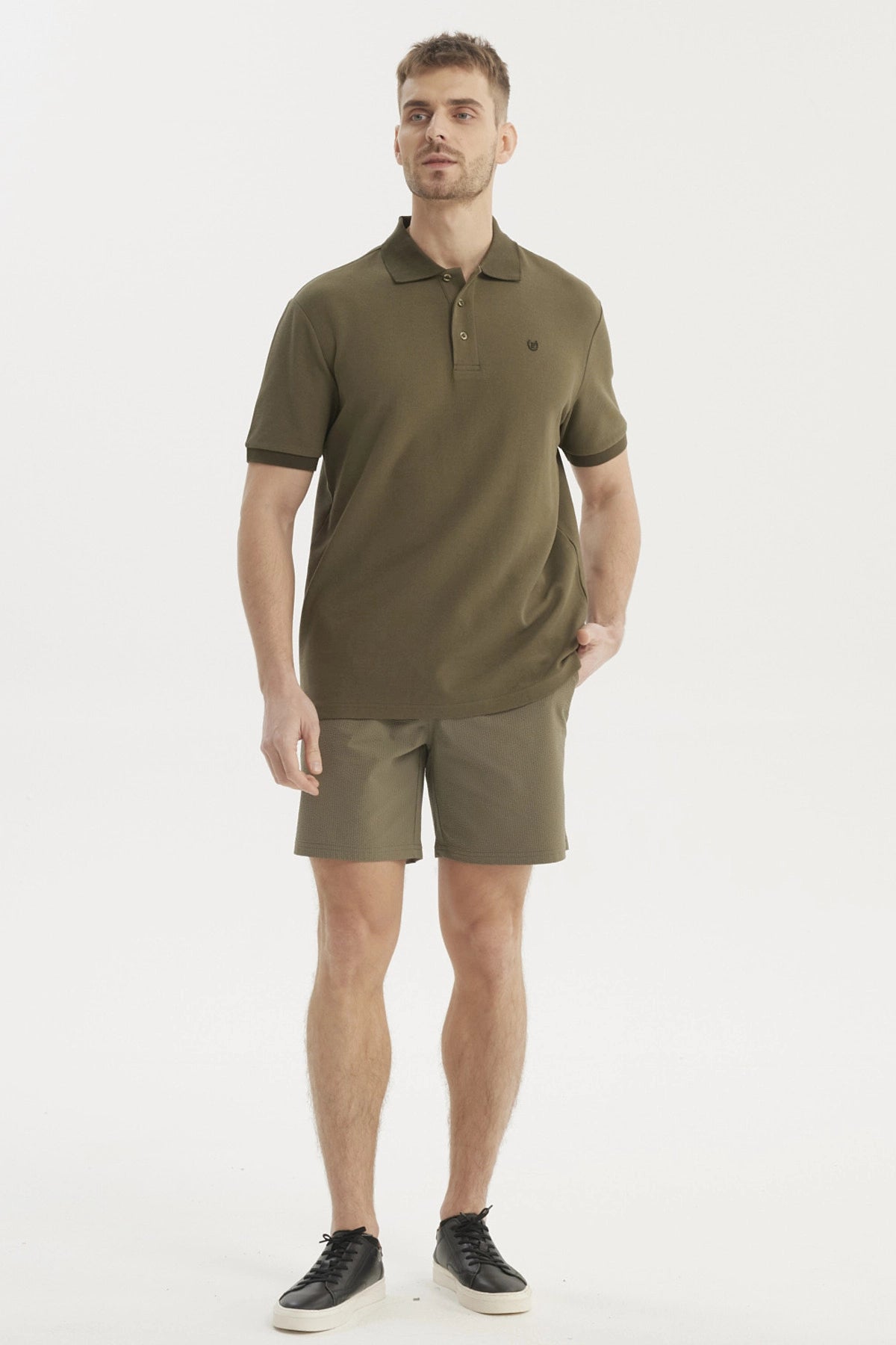 Polera verde olivo de hombre con textura tipo waffle y botones en el pecho prenda lisa
