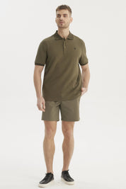 Polera verde olivo de hombre con textura tipo waffle y botones en el pecho prenda lisa