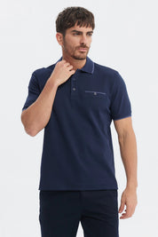 Polera azul marino de hombre tipo pique con bolsillo y botón en el pecho lisa elegante para estilo casual