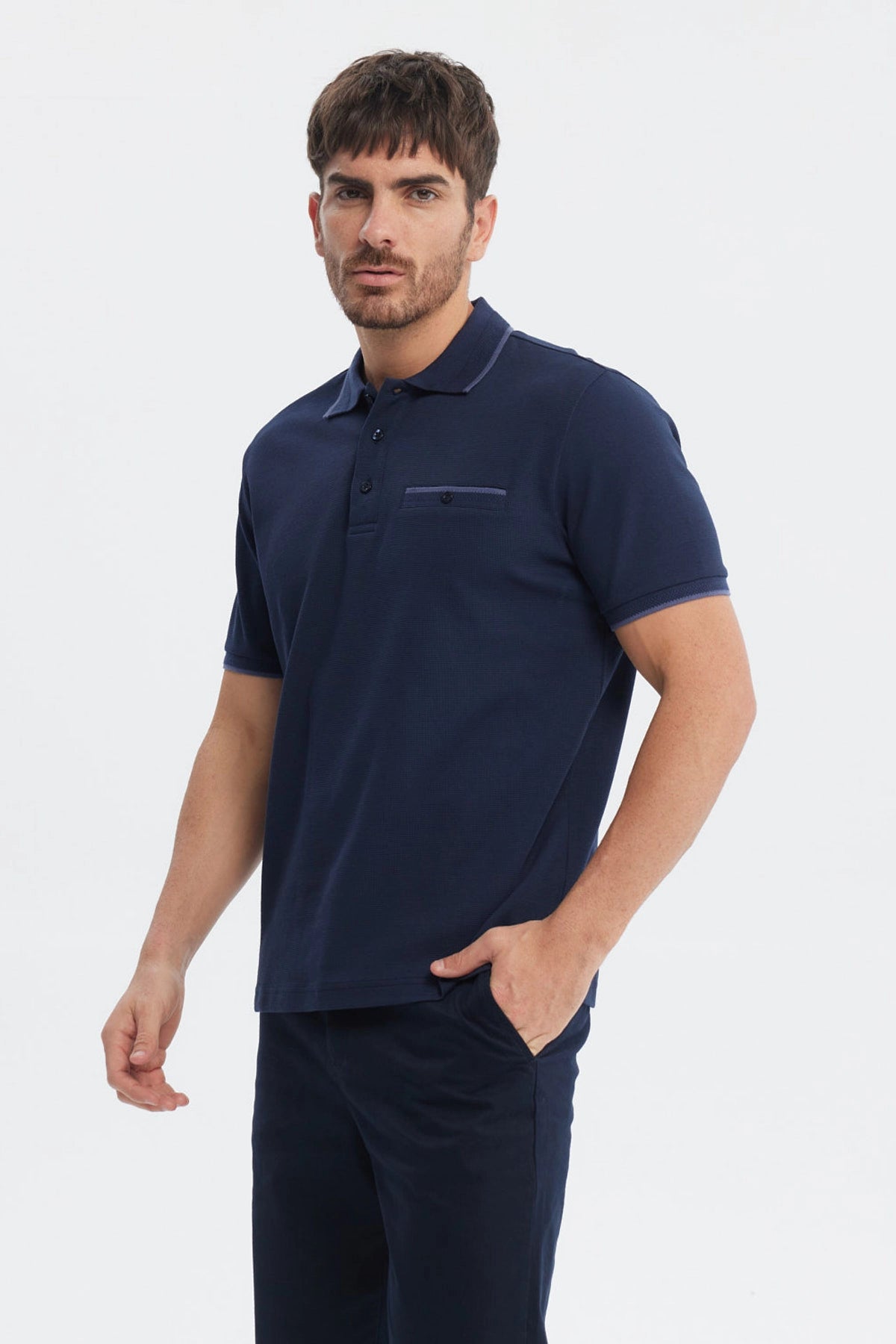 Polera azul marino de hombre tipo pique con bolsillo y botón en el pecho lisa elegante para estilo casual