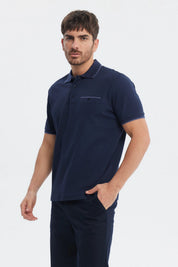 Polera azul marino de hombre tipo pique con bolsillo y botón en el pecho lisa elegante para estilo casual
