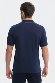Polera azul marino de hombre tipo pique con bolsillo y botón en el pecho lisa elegante para estilo casual