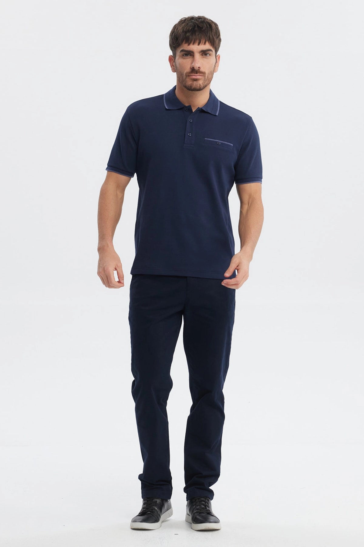 Polera azul marino de hombre tipo pique con bolsillo y botón en el pecho lisa elegante para estilo casual
