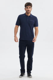 Polera azul marino de hombre tipo pique con bolsillo y botón en el pecho lisa elegante para estilo casual