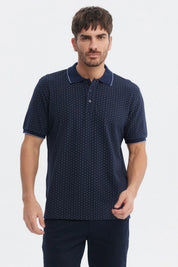 Polera pique azul marino con mini print de puntos blancos estampados por toda la prenda estilo casual