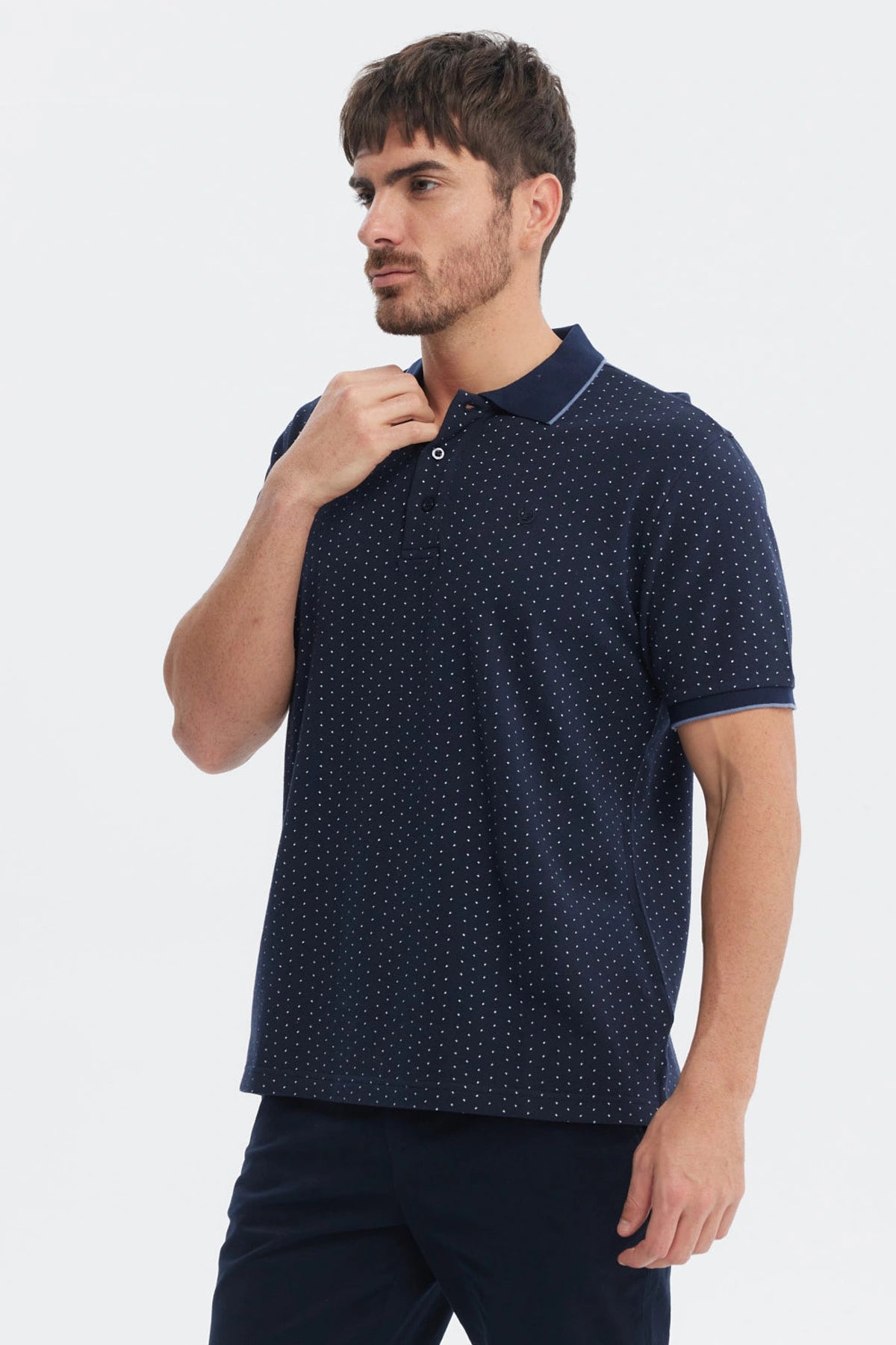 Polera pique azul marino con mini print de puntos blancos estampados por toda la prenda estilo casual
