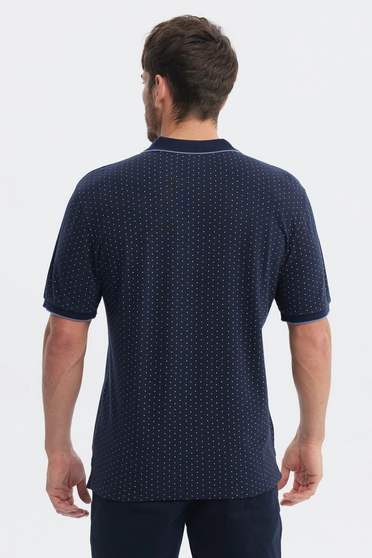 Polera pique azul marino con mini print de puntos blancos estampados por toda la prenda estilo casual