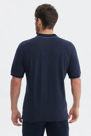 Polera pique azul marino con mini print de puntos blancos estampados por toda la prenda estilo casual