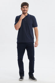Polera pique azul marino con mini print de puntos blancos estampados por toda la prenda estilo casual