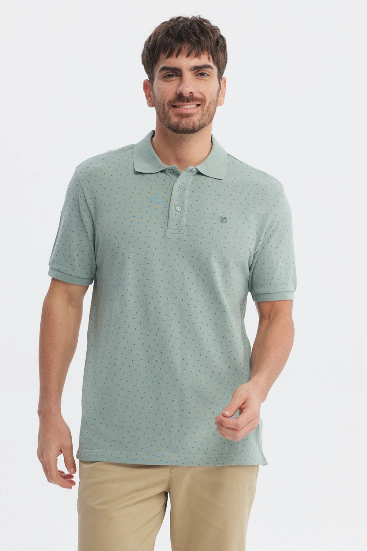 Polera pique verde hombre con mini estampado de puntos pequeños en toda la superficie sin estampa adicional visible