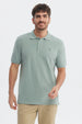 Polera pique verde hombre con mini estampado de puntos pequeños en toda la superficie sin estampa adicional visible