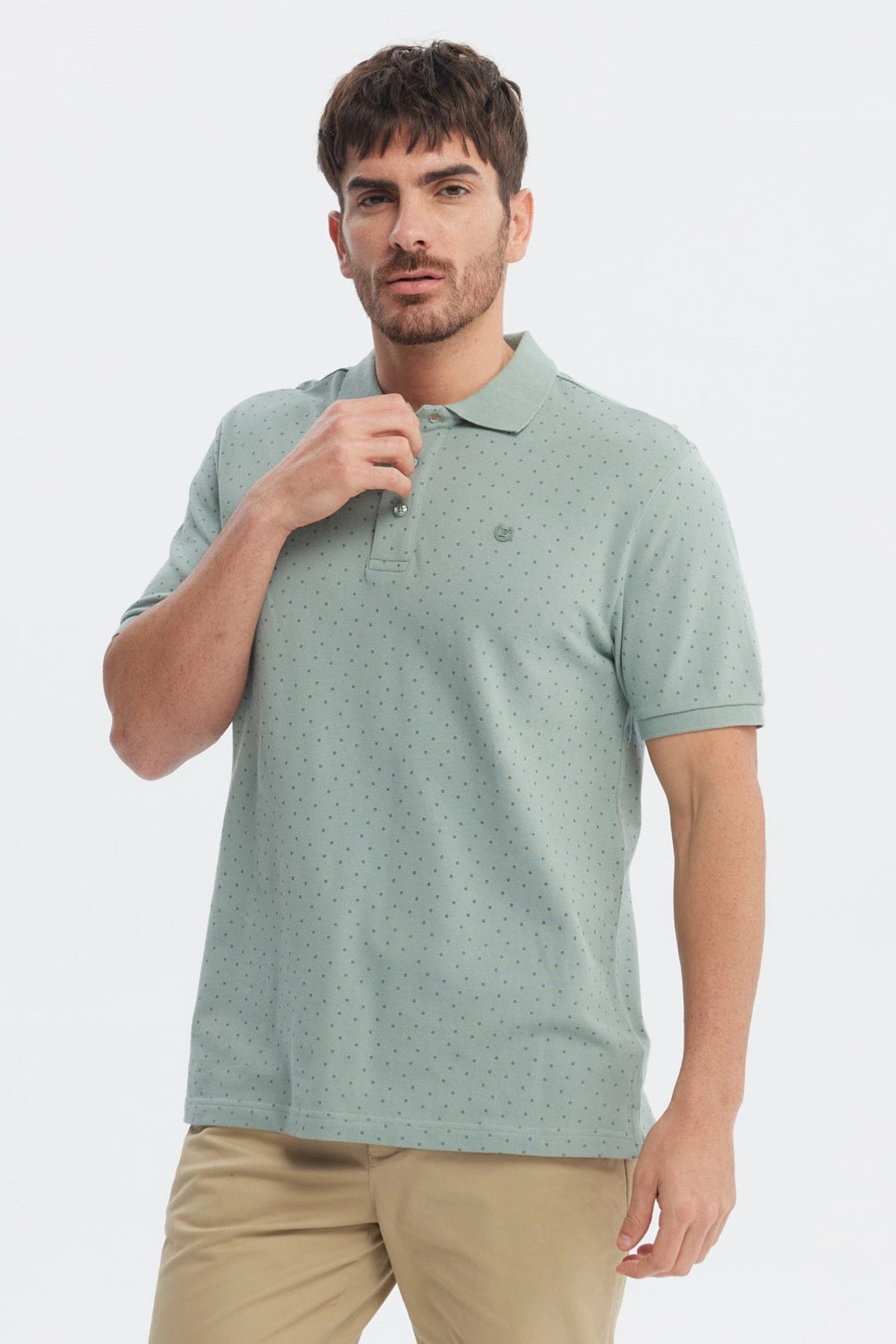 Polera pique verde hombre con mini estampado de puntos pequeños en toda la superficie sin estampa adicional visible