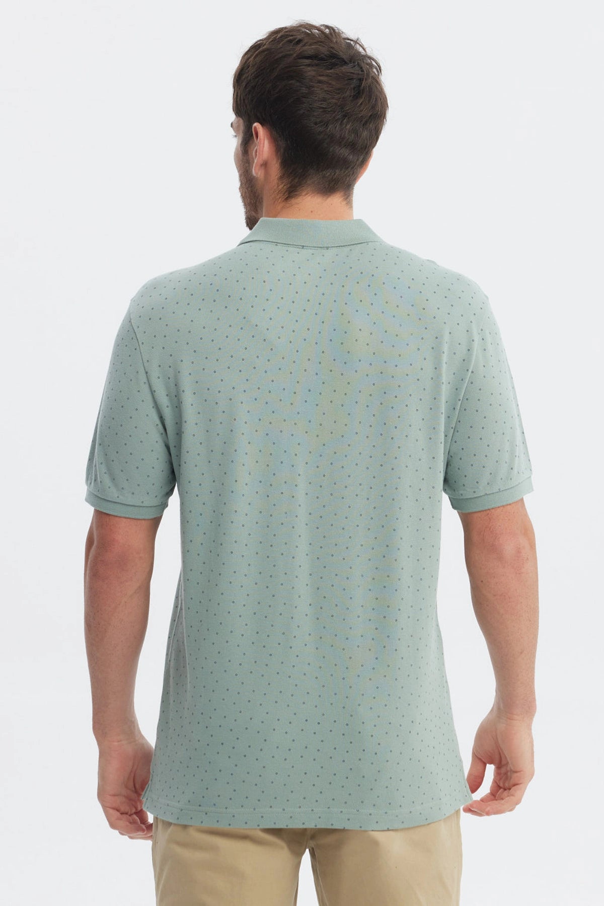 Polera pique verde hombre con mini estampado de puntos pequeños en toda la superficie sin estampa adicional visible