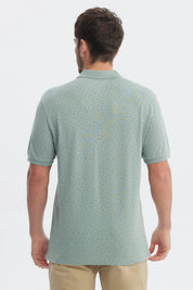 Polera pique verde hombre con mini estampado de puntos pequeños en toda la superficie sin estampa adicional visible