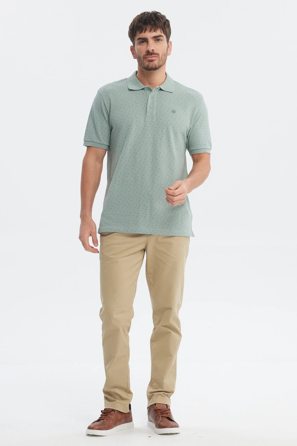 Polera pique verde hombre con mini estampado de puntos pequeños en toda la superficie sin estampa adicional visible