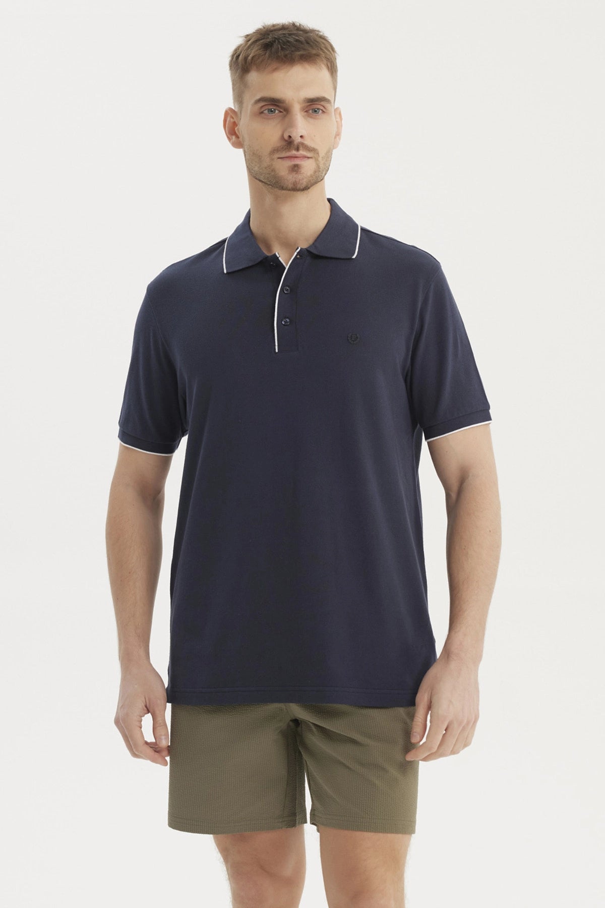 Polera hombre azul marino de algodón con cuello polo y detalle en borde blanco diseño liso elegante y versátil