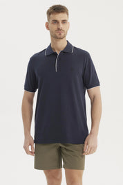 Polera hombre azul marino de algodón con cuello polo y detalle en borde blanco diseño liso elegante y versátil