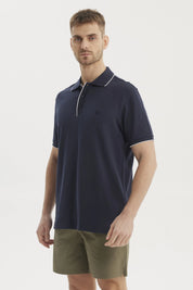 Polera hombre azul marino de algodón con cuello polo y detalle en borde blanco diseño liso elegante y versátil