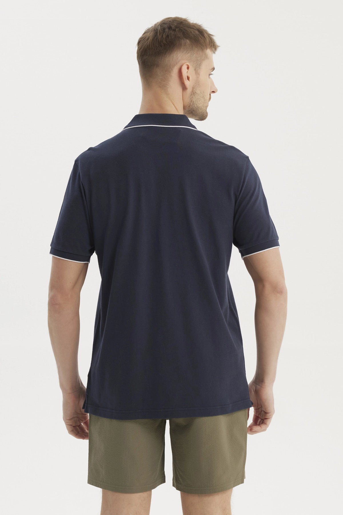Polera hombre azul marino de algodón con cuello polo y detalle en borde blanco diseño liso elegante y versátil