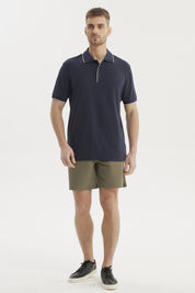 Polera hombre azul marino de algodón con cuello polo y detalle en borde blanco diseño liso elegante y versátil