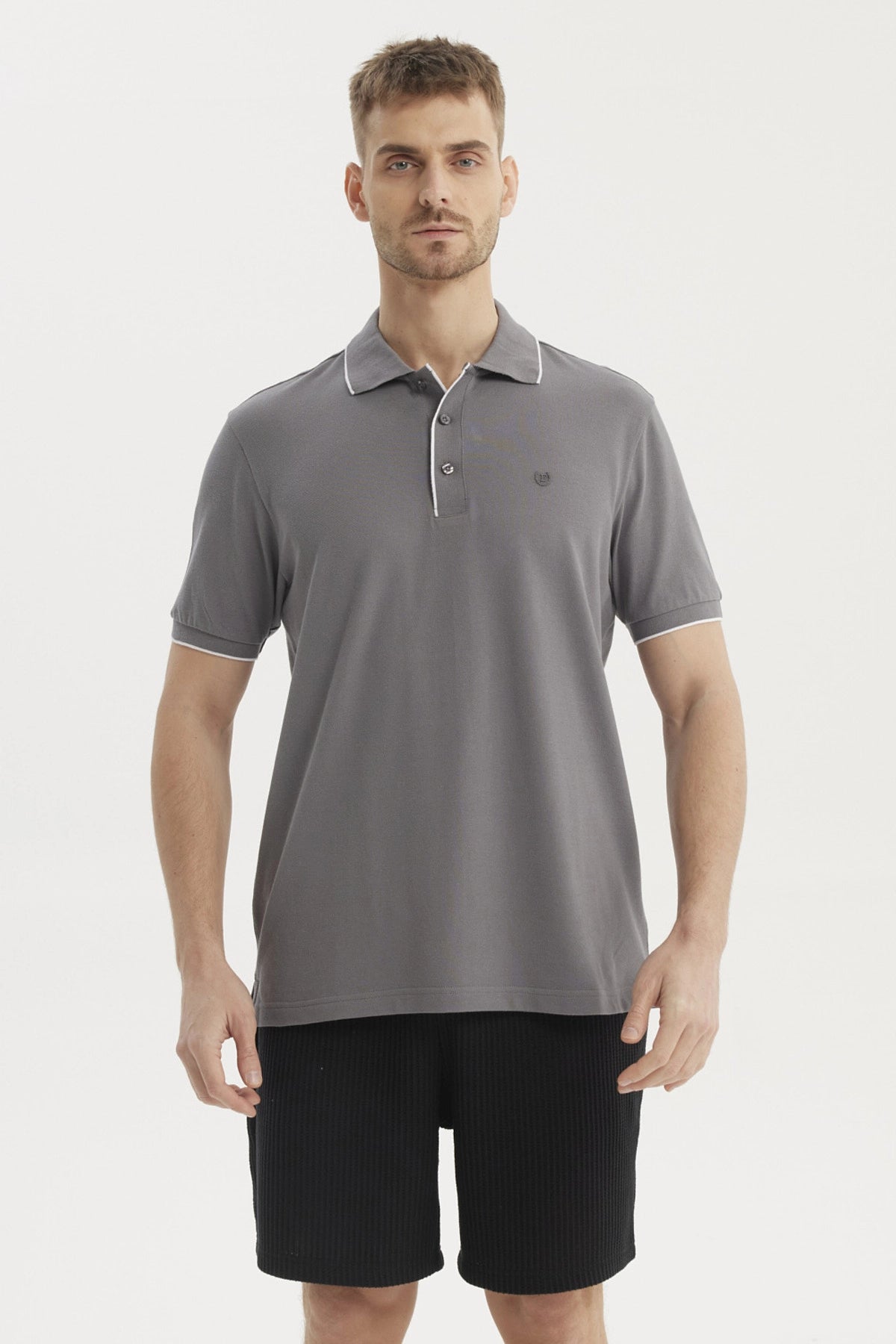 Polera gris de hombre con cuello polo y detalles en cuello y mangas lisa elegante y casual