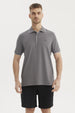 Polera gris de hombre con cuello polo y detalles en cuello y mangas lisa elegante y casual