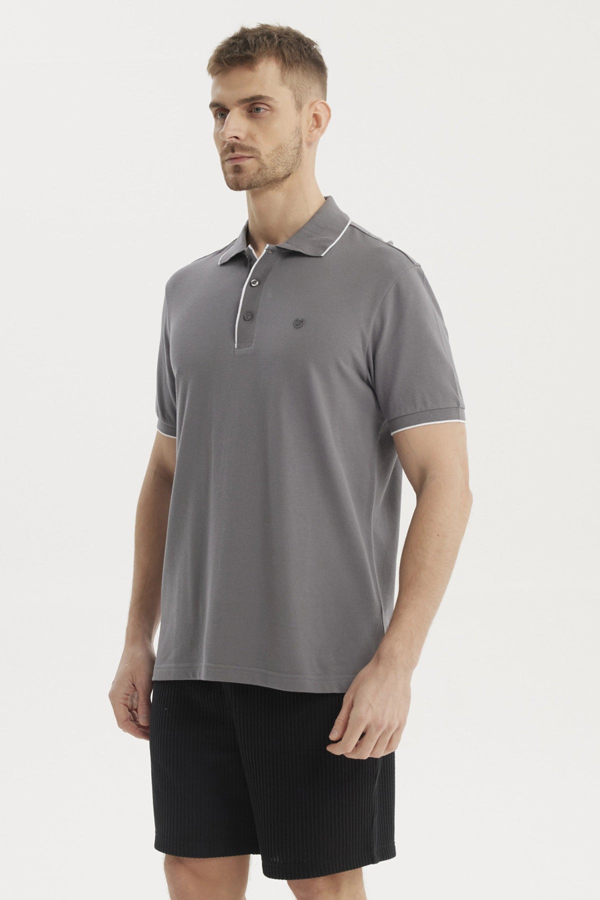 Polera gris de hombre con cuello polo y detalles en cuello y mangas lisa elegante y casual