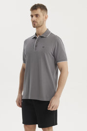 Polera gris de hombre con cuello polo y detalles en cuello y mangas lisa elegante y casual