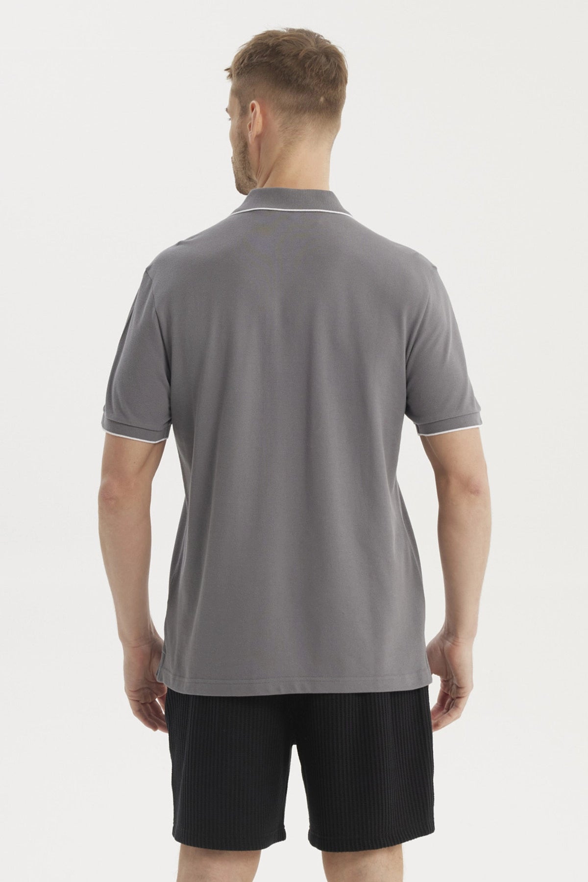 Polera gris de hombre con cuello polo y detalles en cuello y mangas lisa elegante y casual