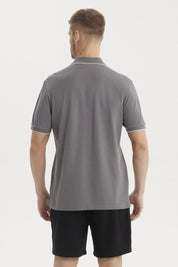 Polera gris de hombre con cuello polo y detalles en cuello y mangas lisa elegante y casual