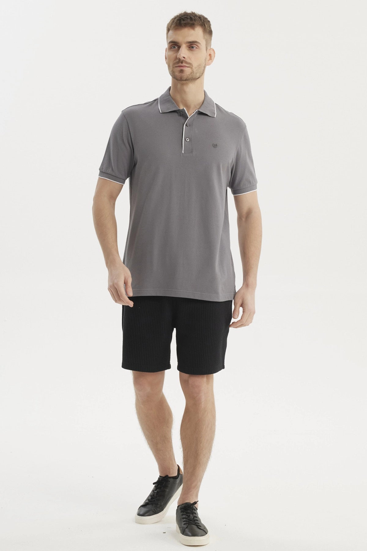 Polera gris de hombre con cuello polo y detalles en cuello y mangas lisa elegante y casual