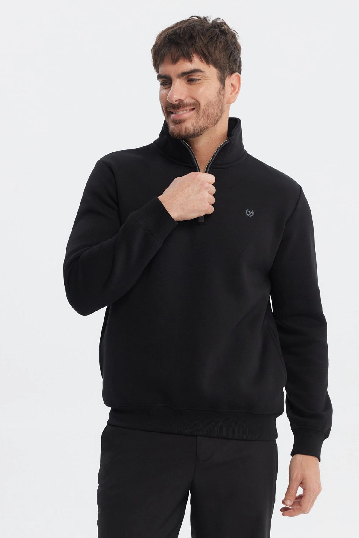 Polerón hombre negro con medio cierre cuello alto ajuste slim sin estampa lisa diseño sencillo y moderno