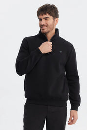 Polerón hombre negro con medio cierre cuello alto ajuste slim sin estampa lisa diseño sencillo y moderno
