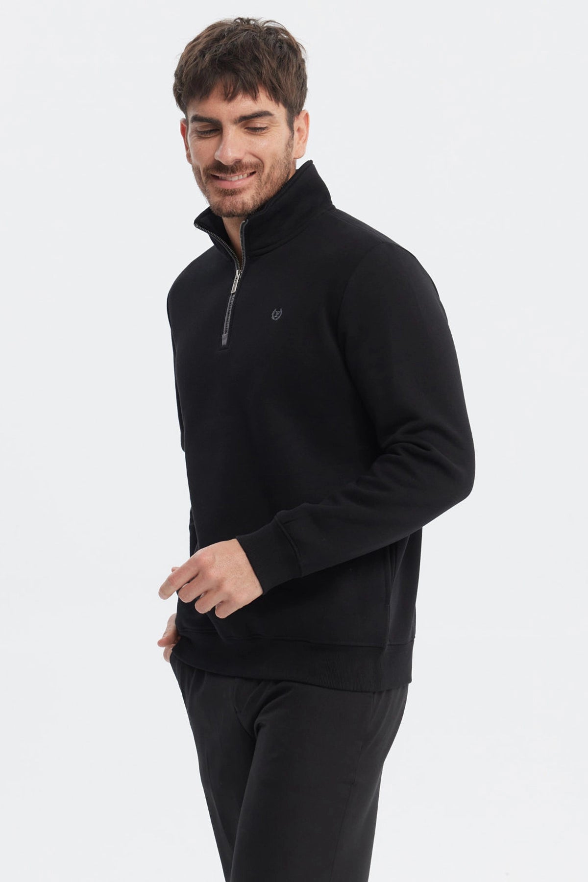 Polerón hombre negro con medio cierre cuello alto ajuste slim sin estampa lisa diseño sencillo y moderno