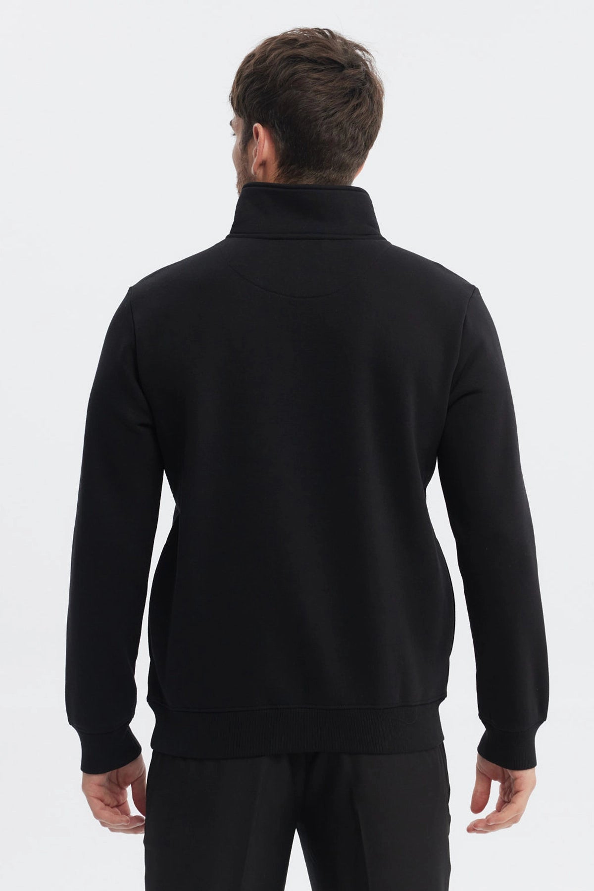 Polerón hombre negro con medio cierre cuello alto ajuste slim sin estampa lisa diseño sencillo y moderno