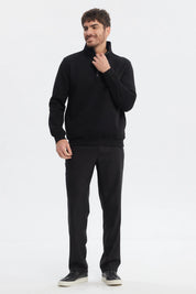 Polerón hombre negro con medio cierre cuello alto ajuste slim sin estampa lisa diseño sencillo y moderno