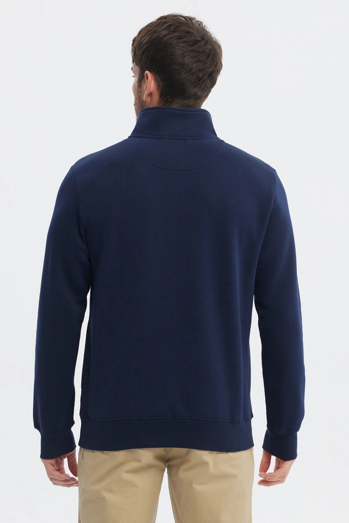 Polerón hombre azul marino con medio cierre frontal diseño liso cómodo para estilo casual moderno
