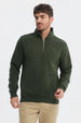 Polerón verde hombre slim con cierre hasta el pecho diseño liso y cuello alto moderno