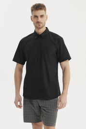 Camisa negra de hombre con cuello camisero manga corta y un bolsillo liso a la altura del pecho