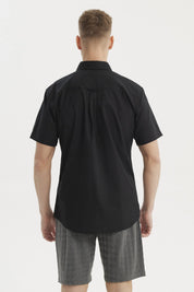 Camisa negra de hombre con cuello camisero manga corta y un bolsillo liso a la altura del pecho