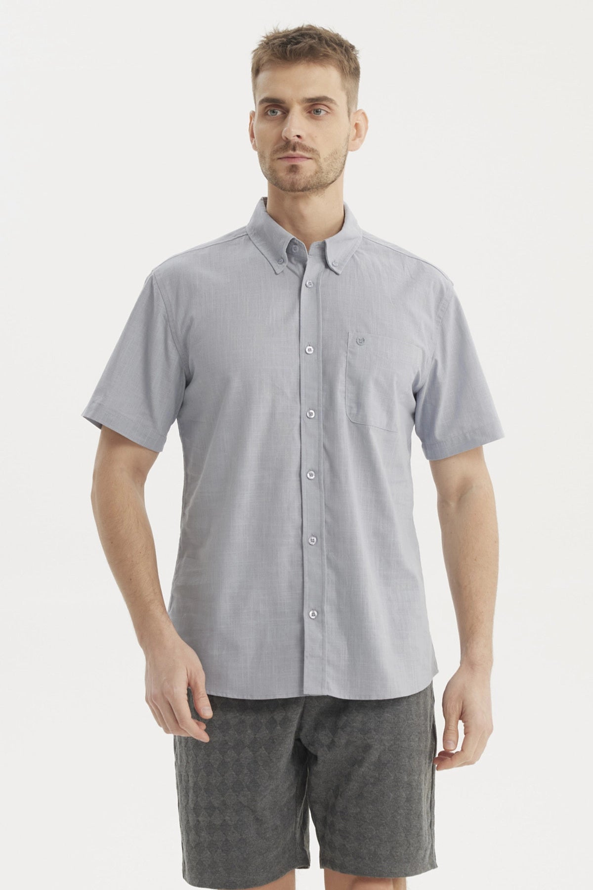 Camisa azul hombre manga corta lisa con cuello camisero y bolsillo frontal pequeño
