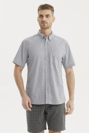 Camisa azul hombre manga corta lisa con cuello camisero y bolsillo frontal pequeño