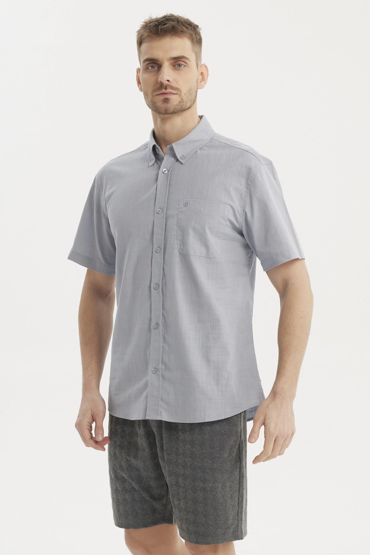 Camisa azul hombre manga corta lisa con cuello camisero y bolsillo frontal pequeño