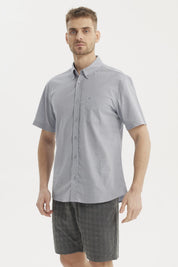 Camisa azul hombre manga corta lisa con cuello camisero y bolsillo frontal pequeño