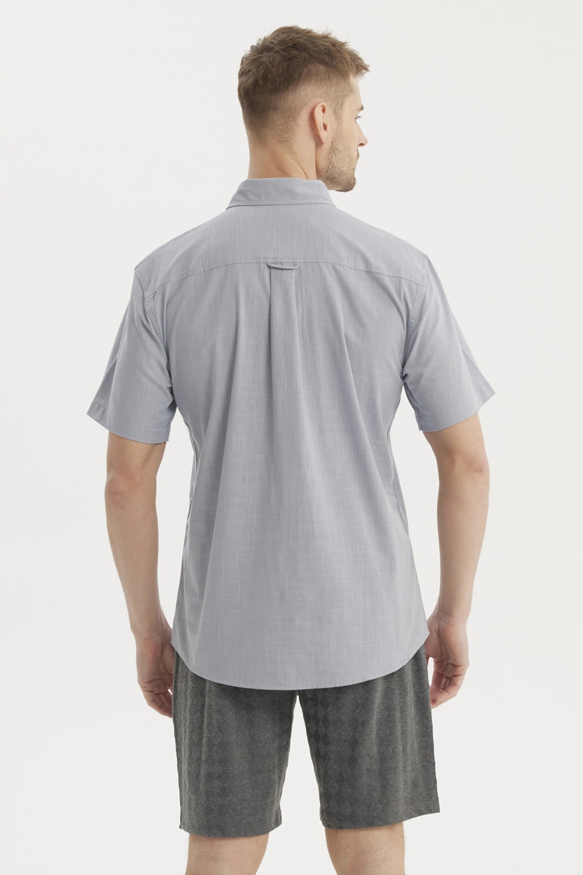 Camisa azul hombre manga corta lisa con cuello camisero y bolsillo frontal pequeño